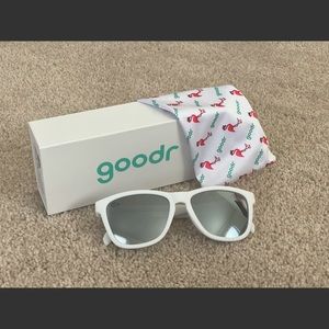 NWOT GOODR White sunglasses